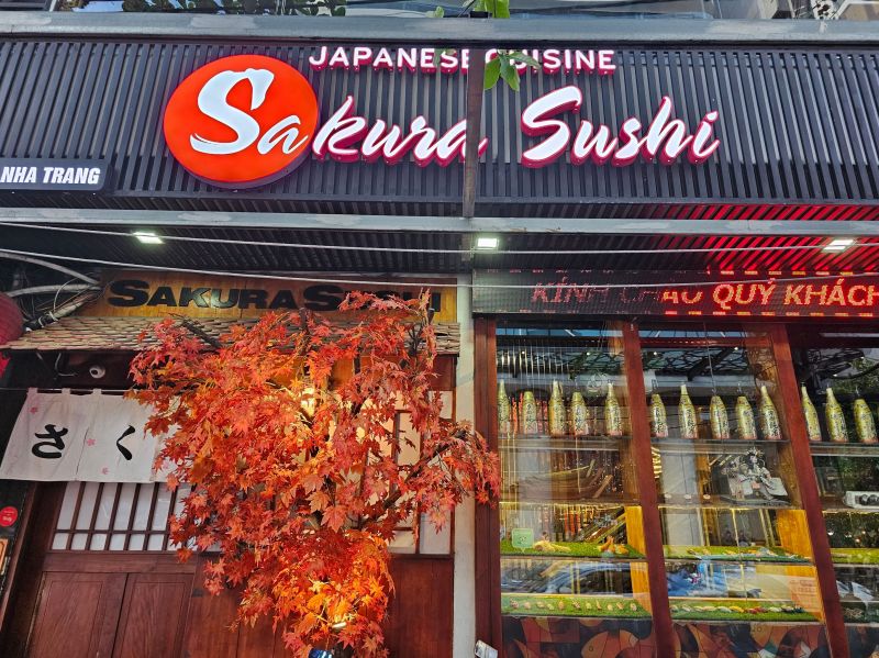 Nhà hàng Sushi Sakura, Nha Trang mang phong cách Nhật, với các món ăn mang hương vị xứ sở hoa anh đào kết hợp với không gian hài hòa, yên tĩnh, đậm chất thiền.