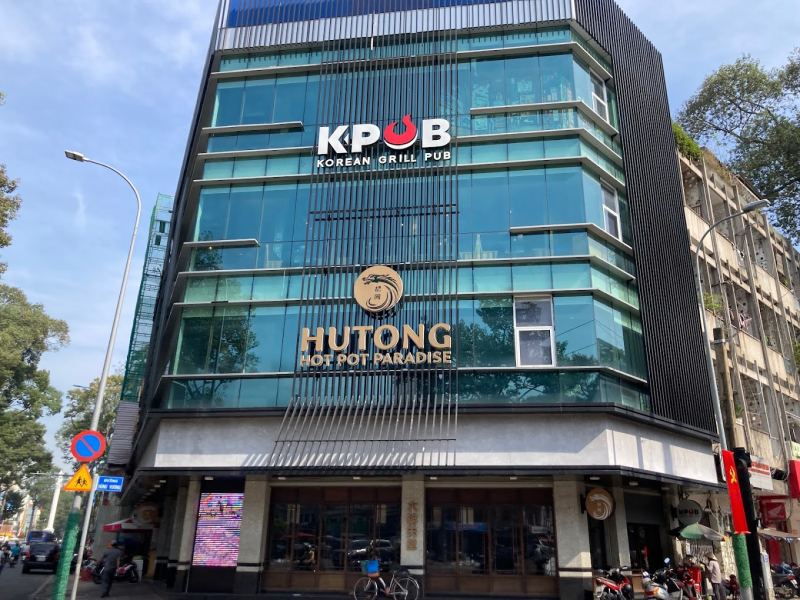 K-Pub chuyên về các món ăn đường phố Hàn Quốc, ấn tượng đầu tiên ngay khi bước vào quán là chiếc bàn nướng thùng phi độc đáo