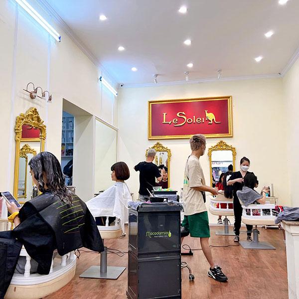 Một địa chỉ làm tóc vô cùng xịn xò mà bạn nên ghé ngay chính là Le Soleil Hair – một salon nổi tiếng chuyên về các loại tóc nữ.