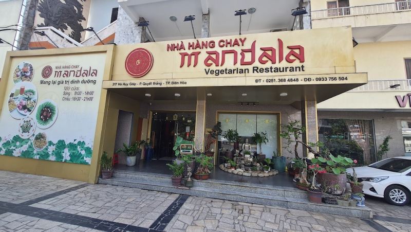Nhà hàng Chay Mandala Vegetarian phục vụ những món ăn thuần chay tự nhiên trong không gian nhẹ nhàng ấm cúng theo phong cách Tây Tạng