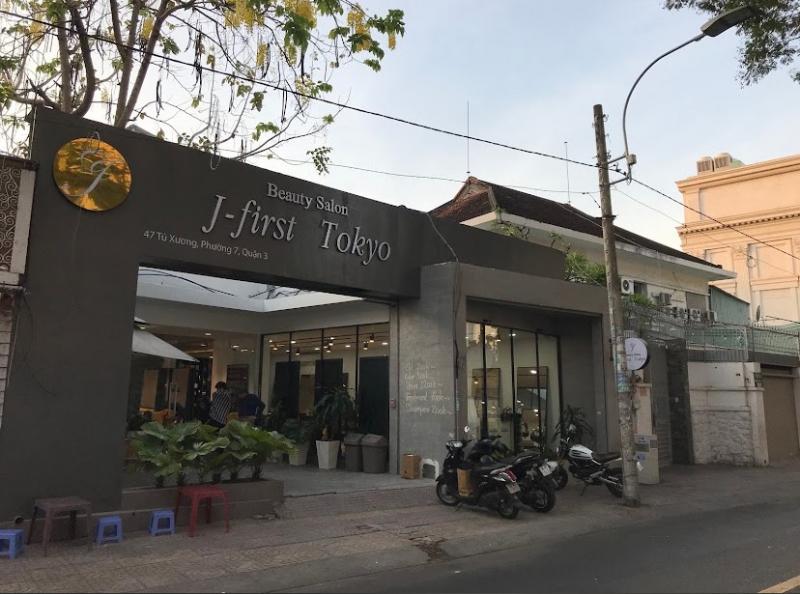  J-First Tokyo - Japanese Hair Salon là salon làm tóc mang phong cách Nhật Bản nằm tại quận 3 được nhiều khách hàng lựa chọn.