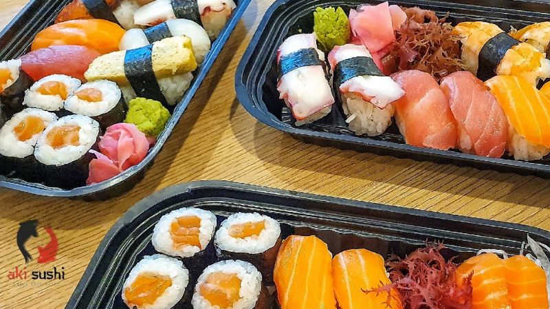 Nước chấm đặc chế của quán ăn chung với sushi cũng khá hợp. Sushi bơ thì ngon, bơ béo và ít bị nước. Aki Sushi phục vụ nhiều loại như Nigiri, Gunkan, temaki, maki,…    Và rất nhiều loại sushi khác. Kèm theo đó là đầy đủ topping từ thức ăn như cá sống, trứng cá, hải sản tươi sống, rau củ, wasabi (mù tạt).
