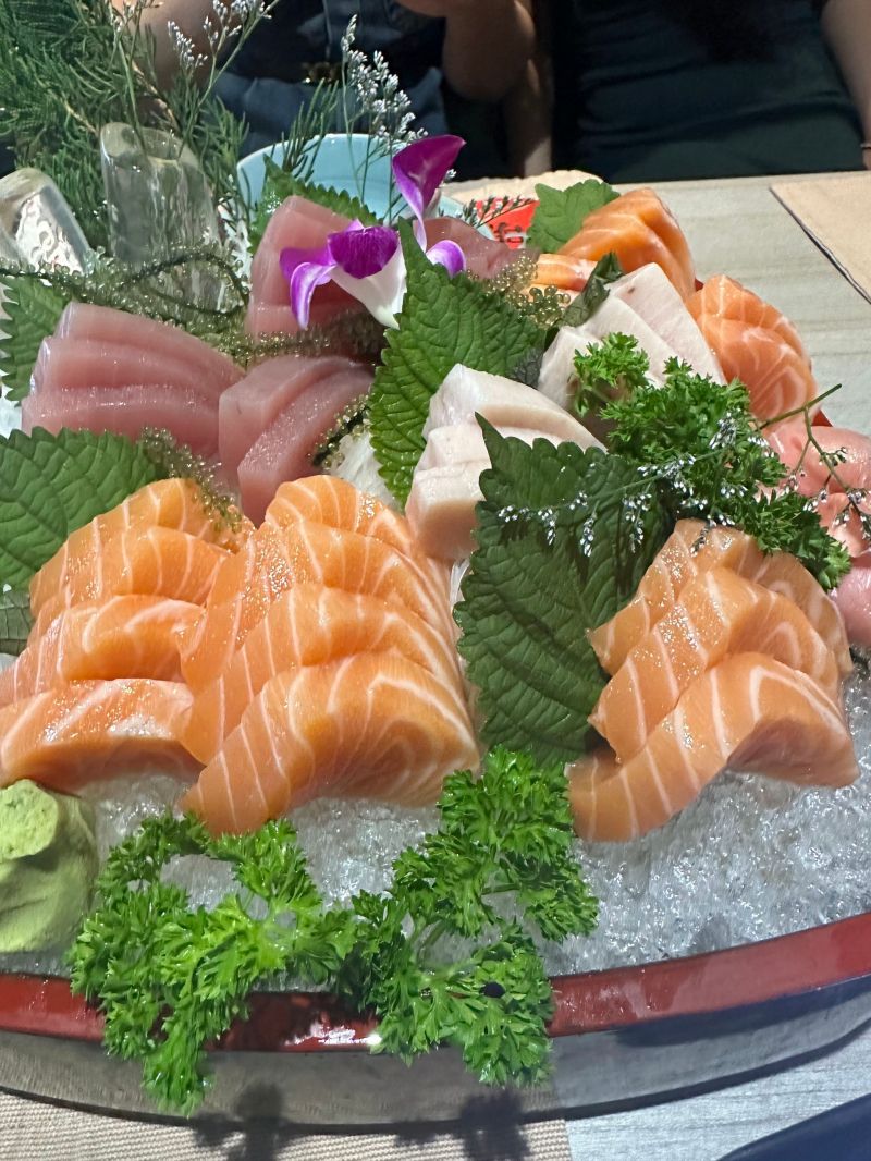 Sushi – Traditional Japanese Cuisine là nhà hàng Nhật của đầu bếp Nhật nên món ăn sẽ vô cùng chất lượng, nguyên liệu được chọn những nguyên liệu tươi đặc biệt cá ngừ vây xanh nhà hàng nhập trực tiếp từ Nhật Bản.    Chỉ ở Akira mới có ẩm thực đường phố Nhật, vô vàn các món mỳ và cơm Bento ngon ngất ngây cùng thế giới rượu sake.