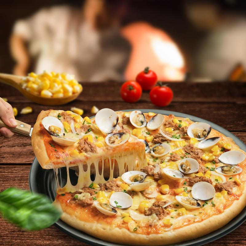 Pizza của Al Fresco's có đế mỏng, nhân nhiều và tràn đầy cả phần bánh. Cắn một miếng đã thấy nhân căng đầy rất ấn tượng.    Để đáp ứng lòng mến mộ của khách hàng, Al Fresco's có thêm dịch vụ giao hàng tận nơi qua web và trên các app vận chuyển.