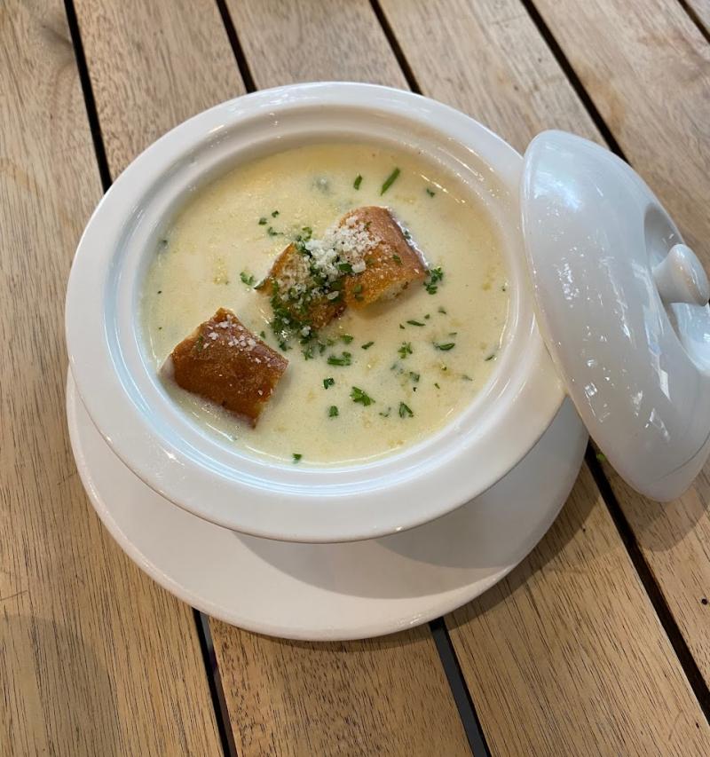 Món súp kem cá hồi là sự kết hợp giữa vị béo của kem, vị tươi ngon cá hồi. Khi thưởng thức, bạn sẽ cảm nhận được sự mềm mịn của súp kem kết hợp với miếng cá hồi có vị ngọt tự nhiên, mềm như tan ra trong miệng