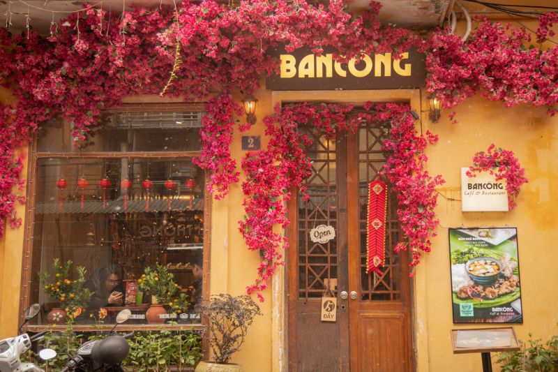 Nằm trong biệt thự Pháp cổ, Ban Công Cafe ở Hà Nội khoác lên mình nét đẹp cổ kính, trầm mặc
