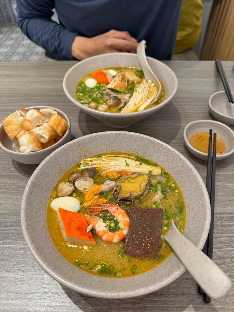 Bánh Canh Cua - Cô Dần chọn loại sợi bánh canh dai ngon, mềm mịn, thấm đẫm hương vị nước lèo. Vị cua hòa quyện cùng nước lèo, tạo nên hương vị đặc trưng.