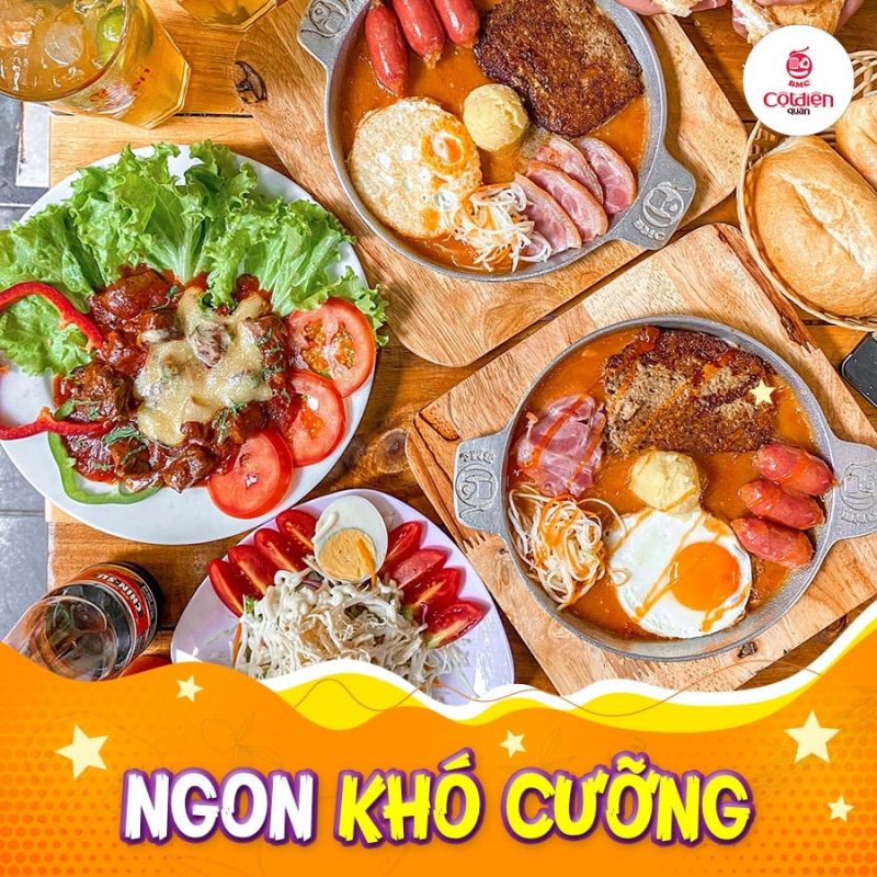 Phần lớn khách đến với Bánh mì chảo Cột Điện vì mê mẩn hương vị của bánh mì chảo nóng giòn ăn kèm trứng, xúc xích, khoai tây nghiền, pate, thịt và sốt cà chua.    Nước sốt sánh, màu bắt mắt, là 