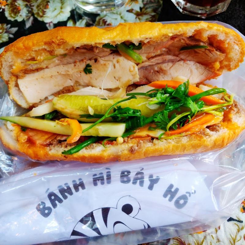 Bánh mì kẹp tại Bảy Hổ là một món ăn ngon miệng, đầy đủ dinh dưỡng và giá cả phải chăng. Đây là món ăn đường phố phổ biến được yêu thích bởi cả người Việt Nam và du khách nước ngoài.