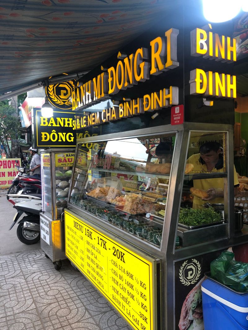 Bánh Mì Đông Ri là một quán bánh mì nổi tiếng tọa lạc tại Quận Gò Vấp, là địa chỉ lý tưởng cho những ai yêu thích ẩm thực và muốn thưởng thức những chiếc bánh mì độc đáo và ngon lành. 