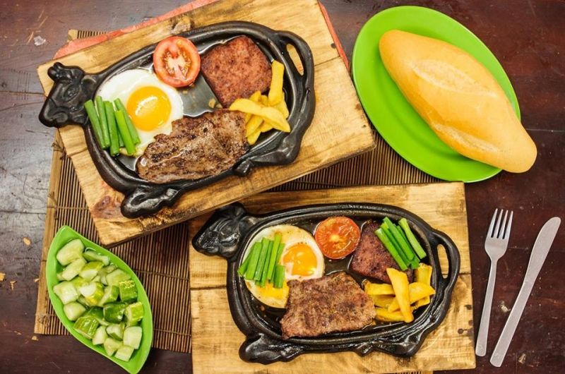 Suất bánh mì chảo thường gồm pate, khoai chiên, trứng và cà chua, ăn kèm dưa chuột muối.    Có hai loại trứng chín và trứng lòng đào bạn có thể lựa chọn.