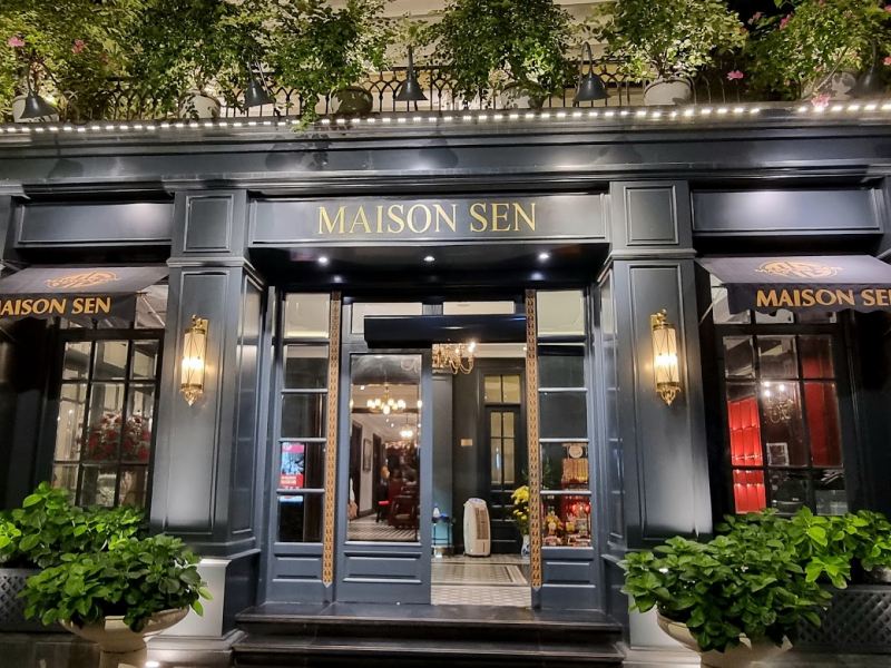 Maison Sen Buffet là một nhà hàng nằm trong chuỗi Buffet của hệ thống nhà hàng Sen - nơi tiên phong cho văn hóa ẩm thực Buffet tại Hà Nội