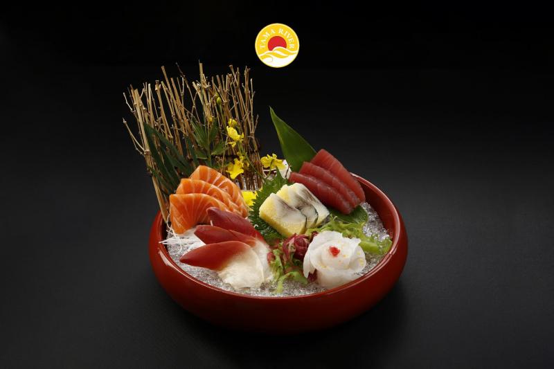 Set sushi của nhà hàng Tama gồm cá hồi, cá ngừ, cá trích ép, sò đỏ với hương vị tươi ngon.