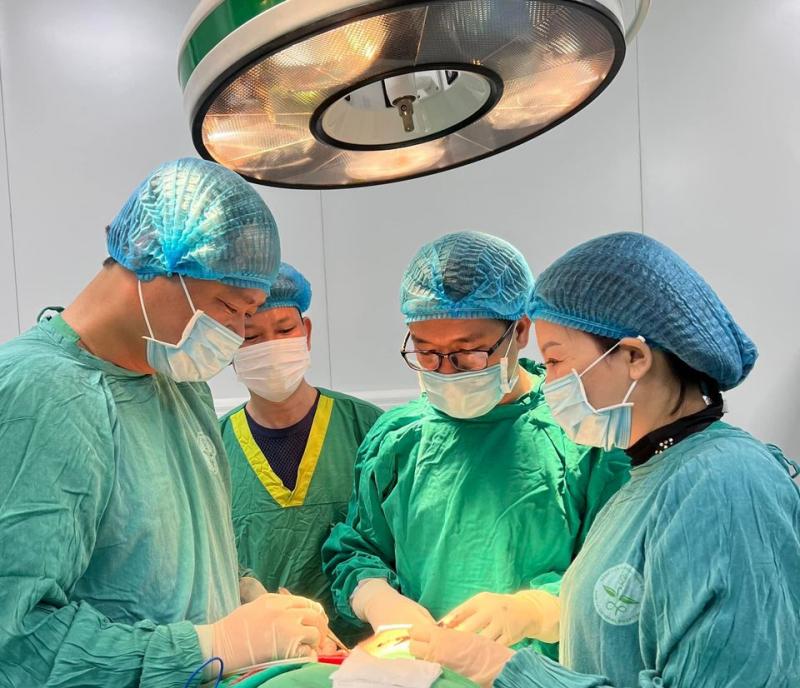 Các bác sĩ thực hiện phẫu thuật tại Bệnh viện Đa khoa tỉnh Sơn La