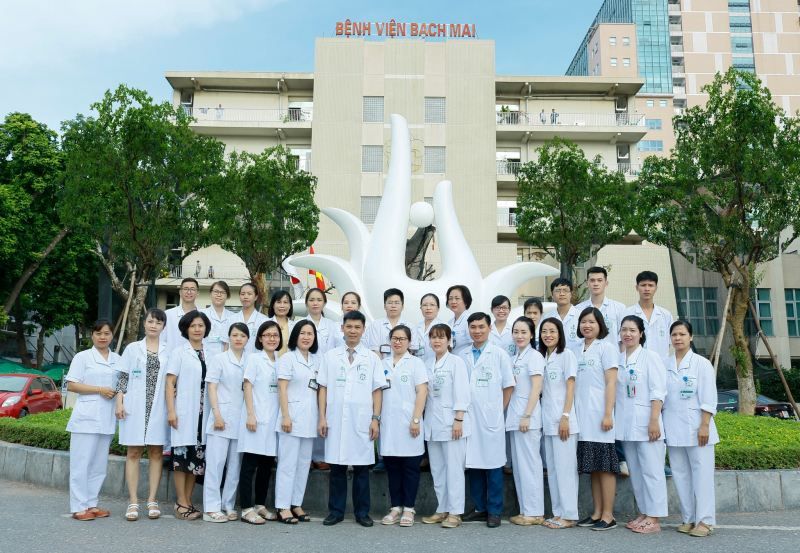 Bệnh viện Bạch Mai là một trong những bệnh viện đa khoa tuyến Trung ương hàng đầu cả nước. Nơi đây tiếp nhận hàng nghìn bệnh nhân thăm khám và chữa trị các bệnh lý về tim mạch, trong đó có suy giãn tĩnh mạch