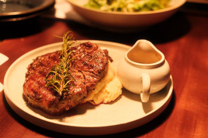 Món Steak với miếng thịt bò mềm mại được áp chảo chín vừa đủ. Khi ăn bạn sẽ cảm nhận được vị thơm của thịt bò, bò giữ được vị ngọt tự nhiên và một chút vị đậm đà từ sốt tạo nên một món ăn hấp dẫn