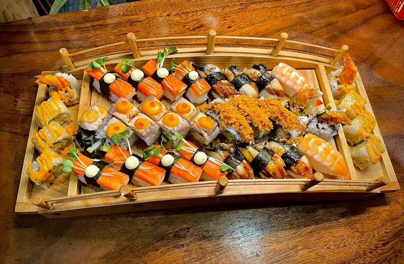 Món sushi hấp dẫn với sự hài hòa tuyệt vời giữa cơm và các loại hải sản tươi ngon như cá hồi, tôm hay ốc,... Đó là sự hòa quyện giữa vị tươi ngọt của hải sản, vị chua nhẹ của cơm chấm cùng nước sốt xốt wasabi và gari