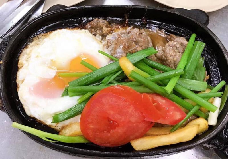 Bít Tết Ngọc Hiếu nổi tiếng với miếng thịt bò mềm dai, kết hợp cùng trứng ốp la, khoai tây và cà chua tạo nên hương vị đặc biệt cho thực khách mỗi khi đến thưởng thức