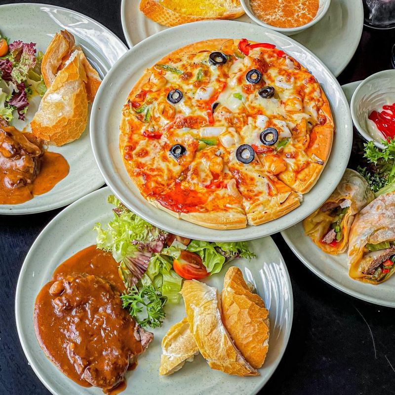 Pizza ở quán được chế biến chuẩn Ý nhưng thay đổi một số khẩu vị cho phù hợp với khẩu vị của người Việt Nam với phần đế bánh được nướng giòn ăn kèm nhân bánh đẫm sốt và phần nước chấm cà chua được pha chế theo công thức gia truyền của quán khiến bạn phải chắc chắn đến thử một lần