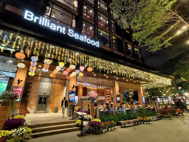 Nhà hàng hải sản Brilliant Seafood Restaurant nằm trên tuyến đường hướng ra biển của Đà Nẵng một vị trí vô cùng lý tưởng cho du khách nếu muốn thưởng thức hải sản