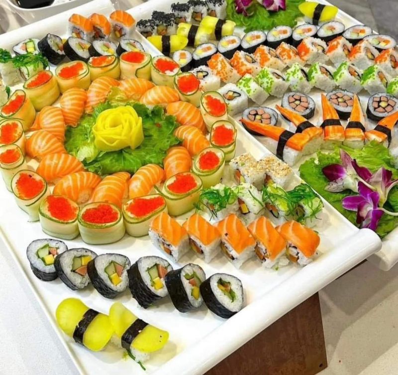 Sushi tại Thành Công BBQ Hotpot Buffet được làm từ các nguyên liệu tươi ngon như cá hồi, cá trích, tôm, cua, hoặc hải sản khác. Nhờ vào sự tươi mát của nguyên liệu, mỗi miếng sushi mang đến hương vị tươi mát và sảng khoái, tạo ra một trải nghiệm ẩm thực thú vị.