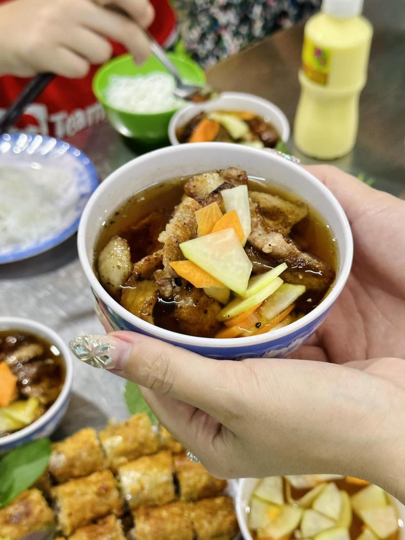 Bún chả Xuân Tứ nổi tiếng với hương vị bún chả Hà Nội chuẩn vị, chinh phục khẩu vị của thực khách Sài Gòn từ năm 1985.  Hương vị bún chả hài hòa, kết hợp hoàn hảo giữa vị chua ngọt của nước chấm, vị thơm ngon của chả, vị thanh mát của rau sống và bún.
