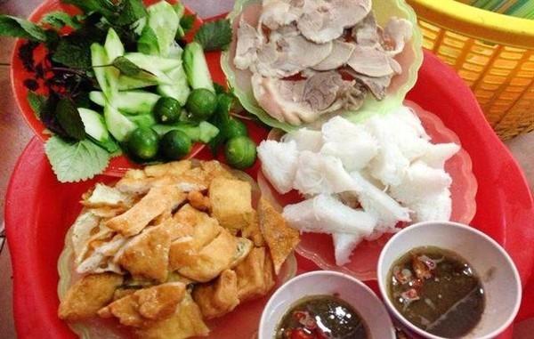 Chả cốm, một phần quan trọng của bún đậu gốc đa Ngõ Gạch, cũng là điểm đặc biệt đáng chú ý. Được đánh giá là ngon miệng, mềm dẻo và còn giữ được hạt cốm nguyên vẹn, chả cốm thêm vào sự đa dạng và hương vị thơm ngon của bữa ăn.