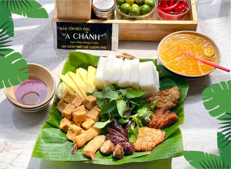 Bún đậu thập cẩm là một tuyệt tác ẩm thực với sự phong phú của các loại nguyên liệu như bún mềm mại, đậu phụng thơm béo và hòa quyện cùng các loại thực phẩm như nem chua, chả cá, chả lụa, thịt luộc, tạo nên một bữa ăn đầy đủ và ngon miệng. Hương vị đặc trưng của bún đậu thập cẩm, từ vị mặn của đậu nướng, đậu phụng đến vị ngọt của thịt và vị chua của nước mắm pha chua ngọt, tạo nên một trải nghiệm ẩm thực độc đáo và hấp dẫn cho mọi thực khách.