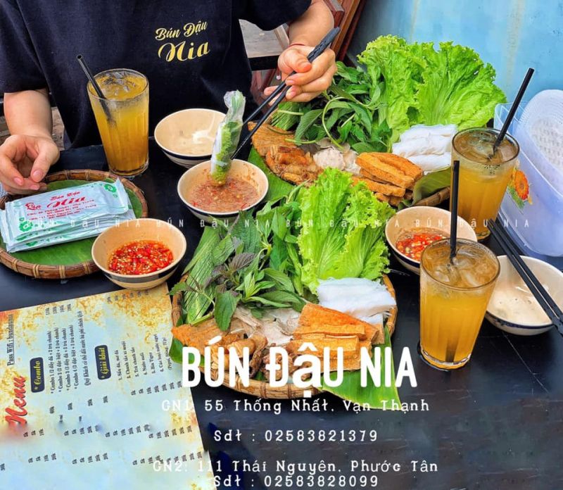 Một phần bún đậu tại đây gồm rất nhiều nguyên liệu phong phú như: Chả cá, đậu hủ chiên giòn, thịt luộc cắt lát mỏng, thơm cắt sợi, rau sống, dưa leo và bánh tráng để cuốn vào, chấm với nước mắm pha thơm ngon mê ngất lòng người.