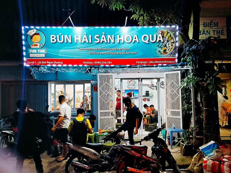 Một địa chỉ bạn nhất định nên ghé qua khi muốn ăn bún thái hải sản chính là bún hải sản hoa quả Tun Tun.