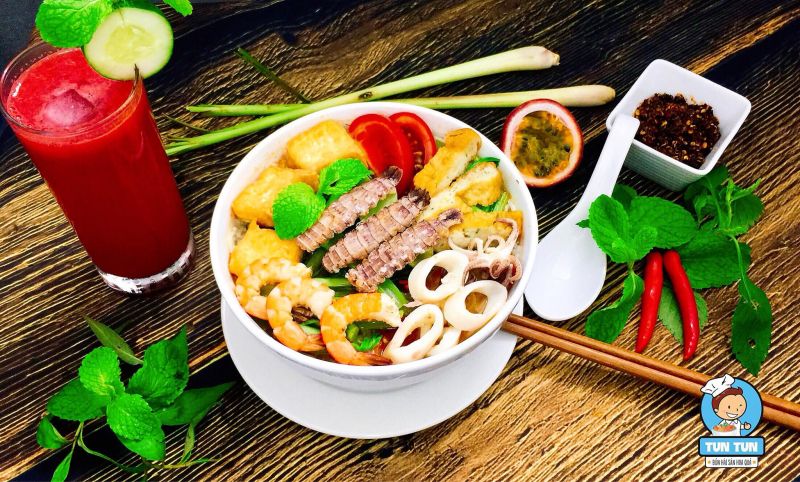 Không chỉ đơn giản dừng lại ở nước hầm xương và hải sản, Tun Tun đã sáng tạo kết hợp cùng nước ép hoa quả tạo vị ngọt thanh nhẹ kết hợp cùng những miếng hải sản tươi ngon tạo cảm giác lạ miệng cho người thưởng thức