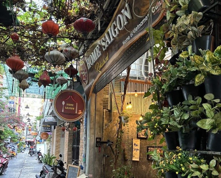 Home Saigon Restaurant & Bar nằm thu mình ở giữa con phố Phạm Ngũ Lão tấp nập