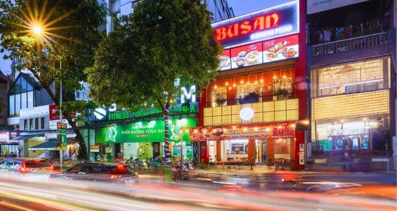 Không gian trang trí ở nhà hàng Busan Korean Food khá đơn giản, gồm 2 lầu với lầu trên rộng rãi có wifi miễn phí