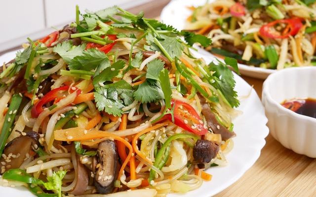 Các món ăn tại đây đa dạng với nhiều nhóm gồm: món khai vị, salad - súp chay, món chiên, món nướng - sốt chay, món nước, món xào, món kho, món luộc, canh, cơm và lẩu chay.    Một số món nổi bật của Hum là: Bí sáp nướng muối vị, đậu hũ hấp bếp Hum, bắp cải non áp chảo, hoa chuối sốt cà, phở sắn Quế Sơn trộn sốt cay.