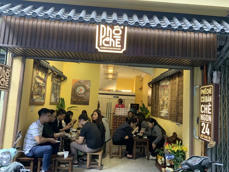 Nếu nhắc đến những quán chè ngon, hấp dẫn ở Hà Nội thì không thể bỏ qua quán Phố chè nổi tiếng. Ghé Phố chè một lần chắc chắn bạn sẽ không thể quên hương vị truyền thống đậm chất Hà Nội xưa. 