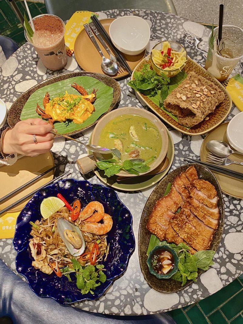 Bên cạnh những món ăn quen thuộc thì ở Chilli Thai còn bán nhiều món đặc biệt khác như cá chẽm hấp với nước cốt chanh ớt, heo khìa kiểu Thái ăn kèm nước sốt thính chua ngọt.