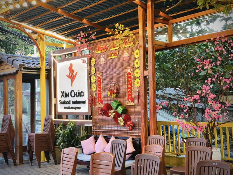 Để giải quyết cho việc tìm một tọa độ ăn uống lý tưởng, bạn có thể ghé thăm Nhà Hàng Xin Chào Phú Quốc. Giữa muôn vàn các nhà hàng lớn và sang trọng trên ngọc đảo