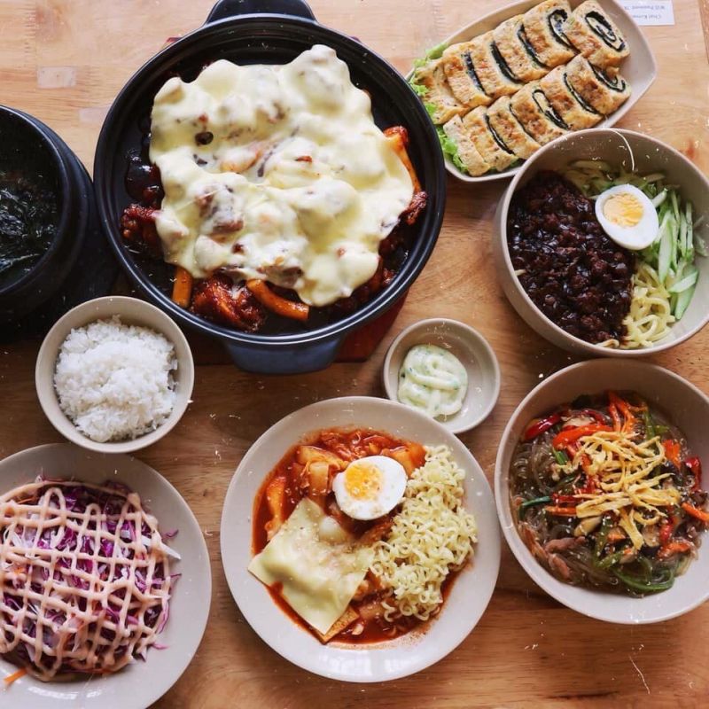 Chuti Korean Food nổi tiếng với các món ăn mang đậm nét ẩm thực của xứ sở kim chi từ gà rán sốt kem hành đến tobbokki khiến những tín đồ mê ăn uống phải siêu lòng, thán phục khen ngợi bởi độ ngon, béo, ngậy của món ăn của quán
