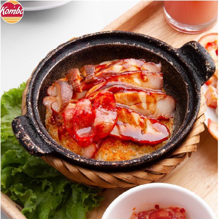 Cơm niêu Kombo nổi tiếng với món cơm thịt xá xíu với từng miếng thịt xá xíu được ướp mềm mọng nước ăn cùng hạt cơm niêu giòn, dẻo mang lại cảm giác ngon miệng cho mỗi thực khách đến thưởng thức
