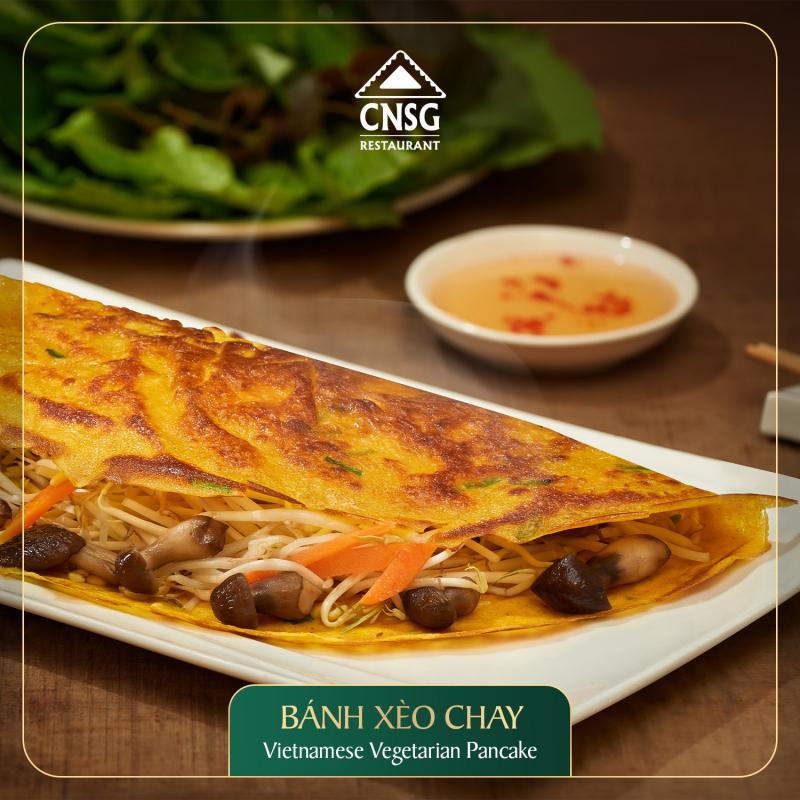 Vỏ bánh xèo được tráng mỏng, khi chiên vàng giòn sẽ tạo nên âm thanh vui tai khi cắn.  Nhân bánh xèo chay thường được làm từ các loại rau củ như giá đỗ, nấm, cà rốt, bắp cải... Các loại rau củ này được xào chín tới, giữ được độ giòn và vị thanh mát.