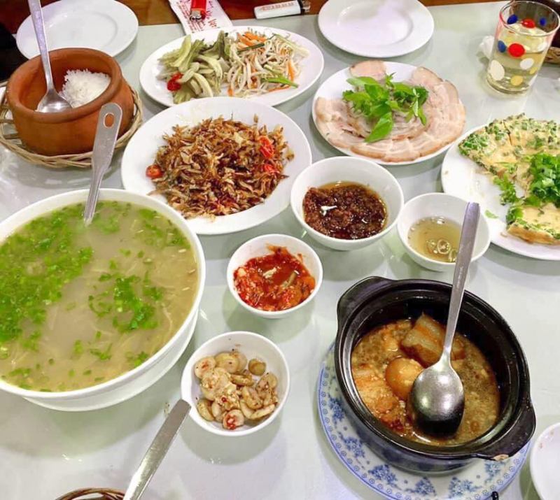 Không chỉ bao gồm các đặc sản của Quảng Trị cùng các loại cơm niêu gà.    Bò đa dạng mà còn có rất nhiều món ăn nổi tiếng từ các vùng khác được chế biến công phu đẹp mắt và chất lượng.