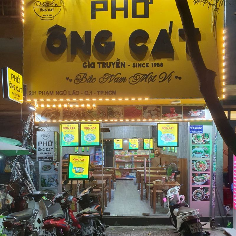 Từ một chiếc xe nhỏ ở Hà Nội, Phở Ông Cát Gia Truyền Since 1988 đã di chuyển vào Nam với một cửa tiệm khang trang hơn. 