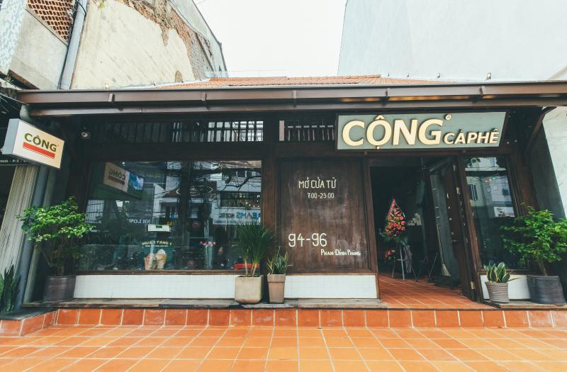 Cộng Café là một trong những quán cà phê nổi tiếng tại thành phố Đà Lạt, với không gian xanh mát, thư giãn và ấm cúng
