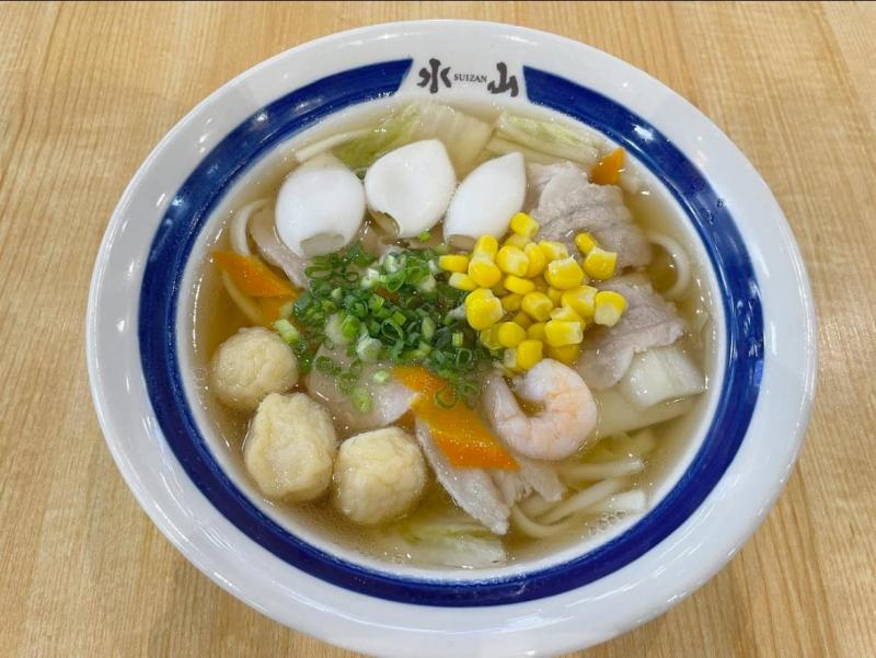 Khi bạn thưởng thức món mì udon bò này, bạn sẽ cảm nhận được hương vị đậm đà của nước dùng được nấu chín kỹ cùng với mùi thơm của các loại gia vị như hành, tỏi, và gia vị truyền thống của Nhật Bản như dashi (nước cá) và mirin (rượu ngọt).