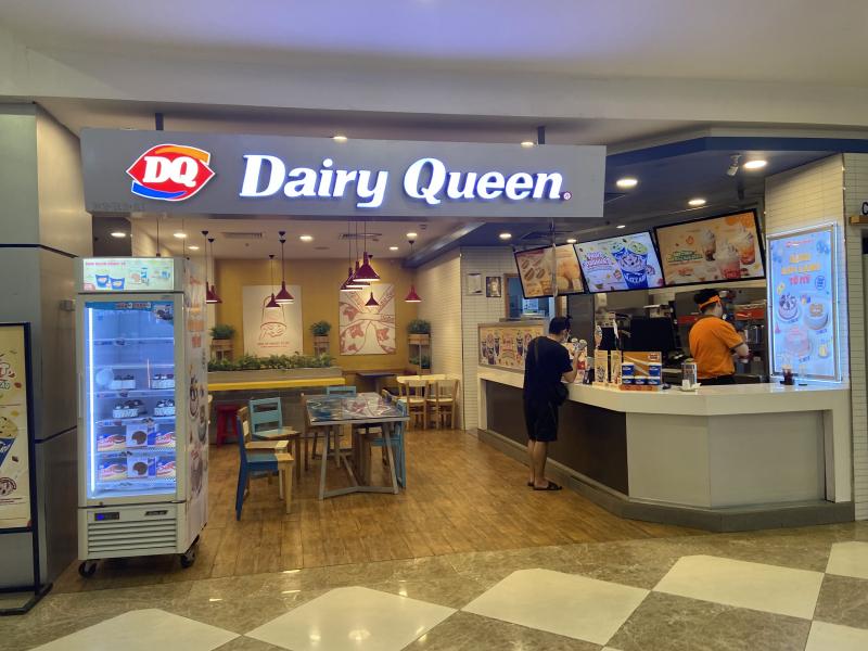 Nếu bạn có ghé thăm tới Dairy Queen thì hãy nhớ thưởng thức kem úp ngược – một loại kem cực nổi tiếng tại quán đấy nhé!