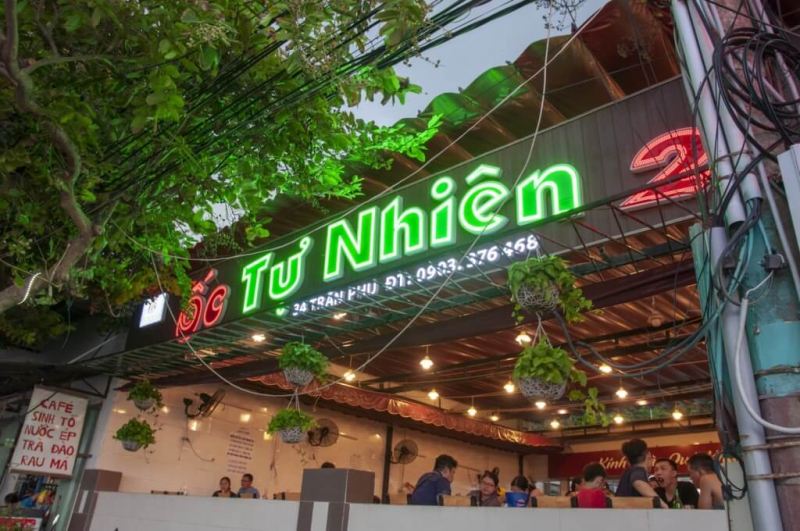 Ốc Tự Nhiên được xem là “mối ruột” của dân địa phương và là địa điểm ăn hải sản lý tưởng đối với khách du lịch