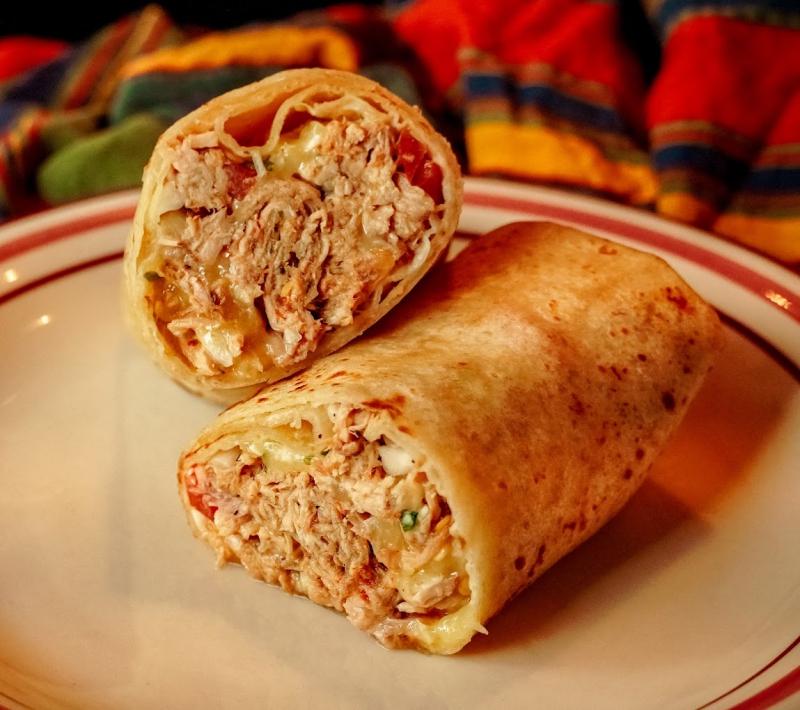 Món Burrito khiến người thưởng thức không thể rời mắt khỏi từng lớp bánh mì cuộn mềm mại, đầy ắp nhân với những hương vị đa dạng. Vị ngọt của thịt, vị béo của phô mai và hương thơm của các loại gia vị hòa quyện một cách hoàn hảo, tạo nên một trải nghiệm ẩm thực độc đáo và thú vị