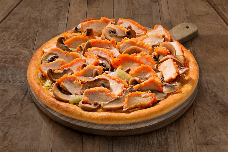 Pizza gà sốt tương kiểu Nhật tại Domino's Pizza có lớp sốt Teriyaki đậm đà, thơm dậy mùi đặc trưng được phủ ngập tràn gà tươi mềm và nấm mỡ thanh mát, cùng hành tây kết hợp 2 lớp phô mai Mozzarella béo ngậy. Tất cả tạo nên vị đặc trưng, không chỉ hội tụ đủ vị mặn, ngọt, béo mà còn ghi điểm bởi màu vàng bóng hấp dẫn khiến các tín đồ ăn uống mê quên lối về.