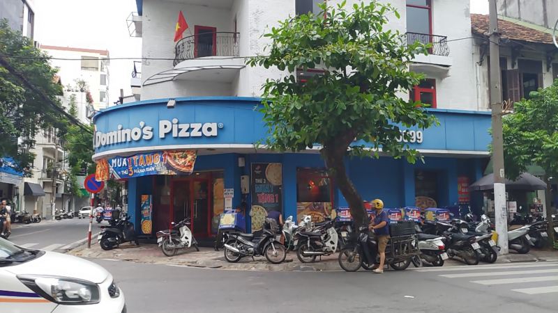  Không gian quán Domino's Pizza nổi bật, khá đông khách, thoáng mát và sạch sẽ