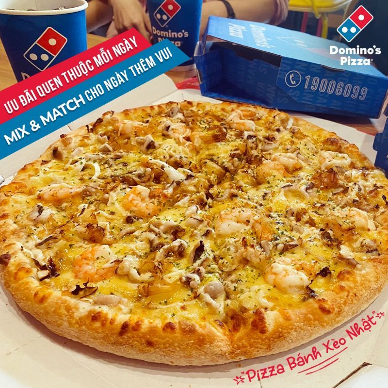 Menu của Domino's Pizza có hơn 20 loại pizza được bán với 3 kích cỡ nhỏ, vừa và lớn. Trong đó, pizza bò thượng hạng, pizza hải sản kiểu Singapore, pizza hải sản nhiệt đới, pizza gà sốt tương Kiểu Nhật là những loại được đặc biệt yêu thích tại Domino's Pizza.